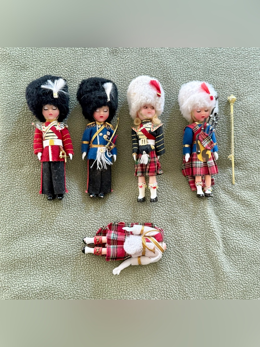 5 souvenir dolls dressed in British ceremonial uniforms. 4 Good, 1 Headless,